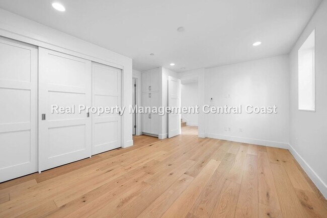 Foto del edificio - AVAILABLE OCTOBER  - Stunning Townhome in ...