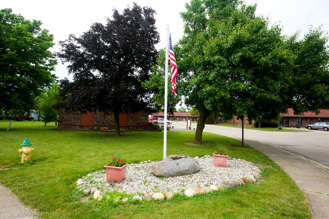 Building Photo - 2 br, 1 bath  - Rivergreen Apartments