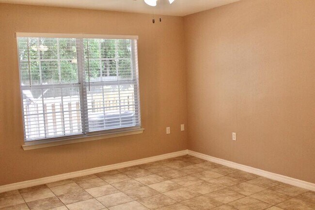 Building Photo - 625 Emerald Ln