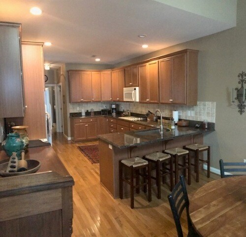 Building Photo - 11 Threeoak Lane Luxury Carriage Home at C...