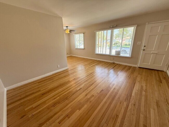 Building Photo - 6008 Greenmeadow Rd