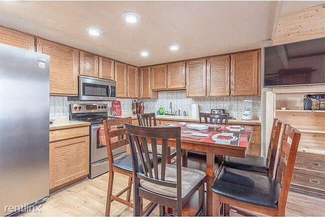 Building Photo - 1 br, 1 bath  - 150 W Ridge View St # 220
