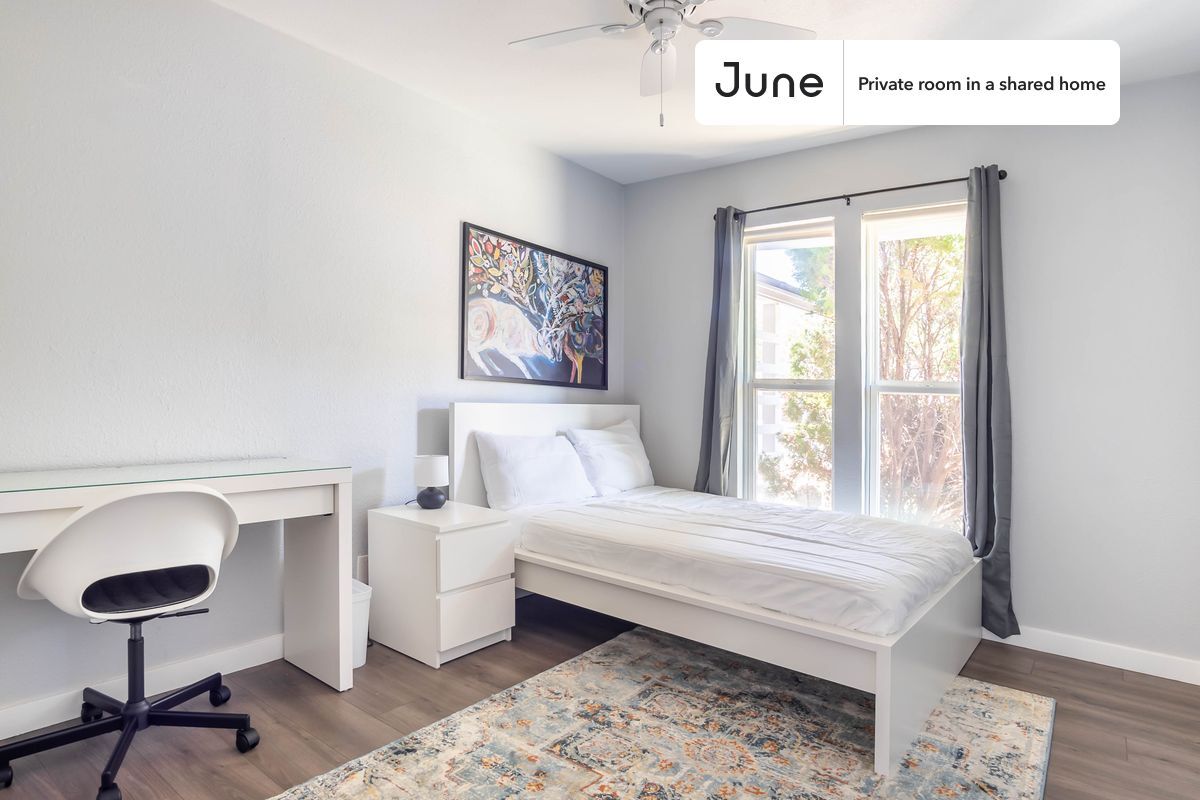 Primary Photo - Private bedroom in 3 bed/2 bath Home