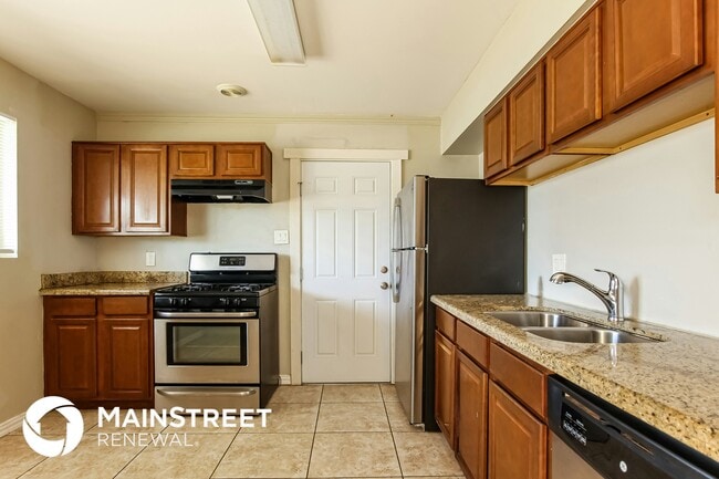 Building Photo - 2325 W Pinchot Ave