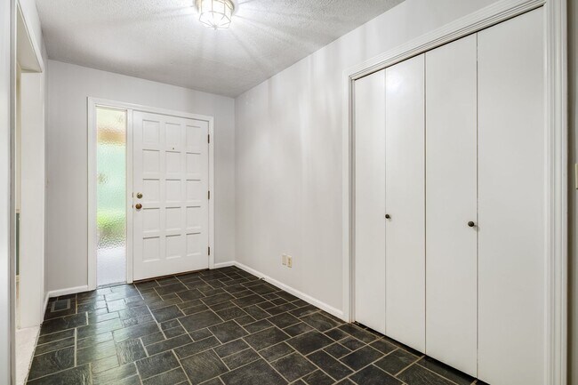 Building Photo - 102 Arbor Ln