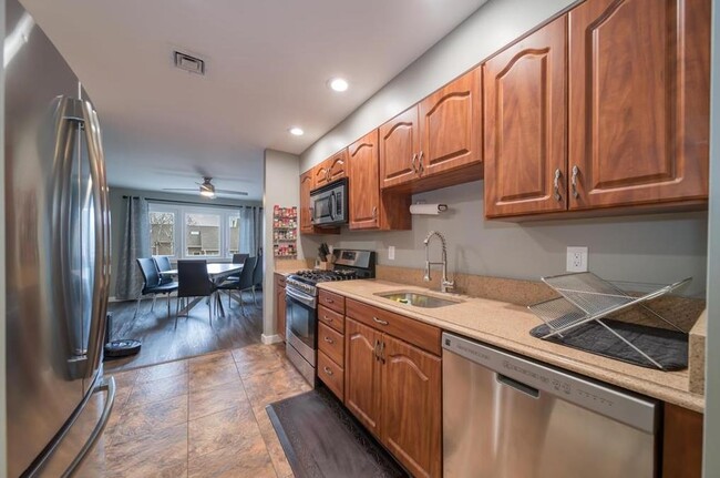 Building Photo - 302 Heights Dr