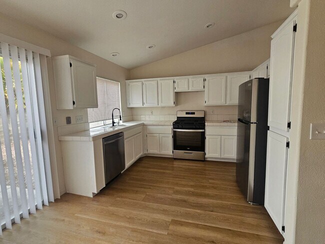 Foto del edificio - Charming Single-Story with Vaulted Ceilings Near Shopping & Freeways