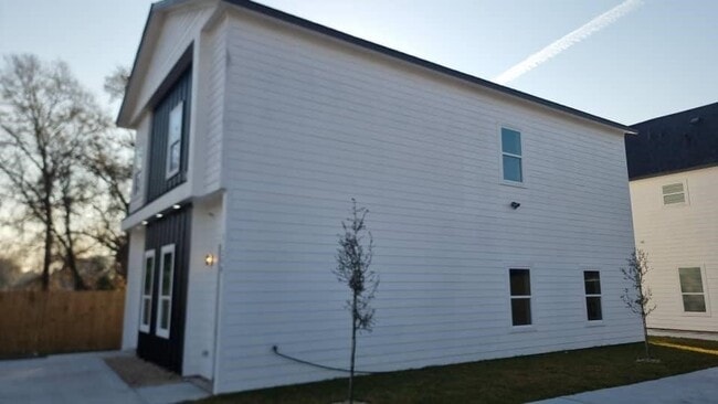 Foto del edificio - 5130 Clover St