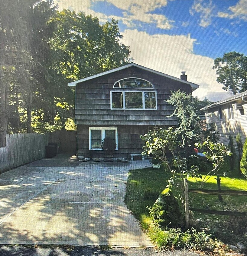 Primary Photo - 32 E Lake Terrace