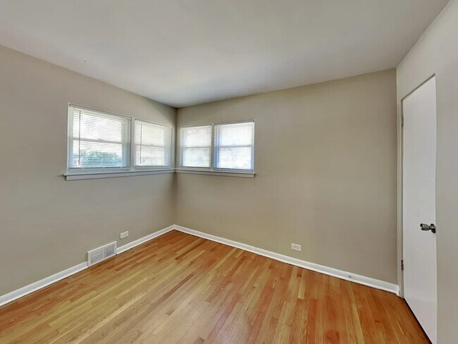 Foto del edificio - 7634 W Madison St