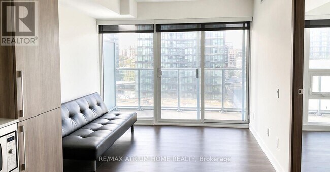 Photo du bâtiment - 17 Bathurst St