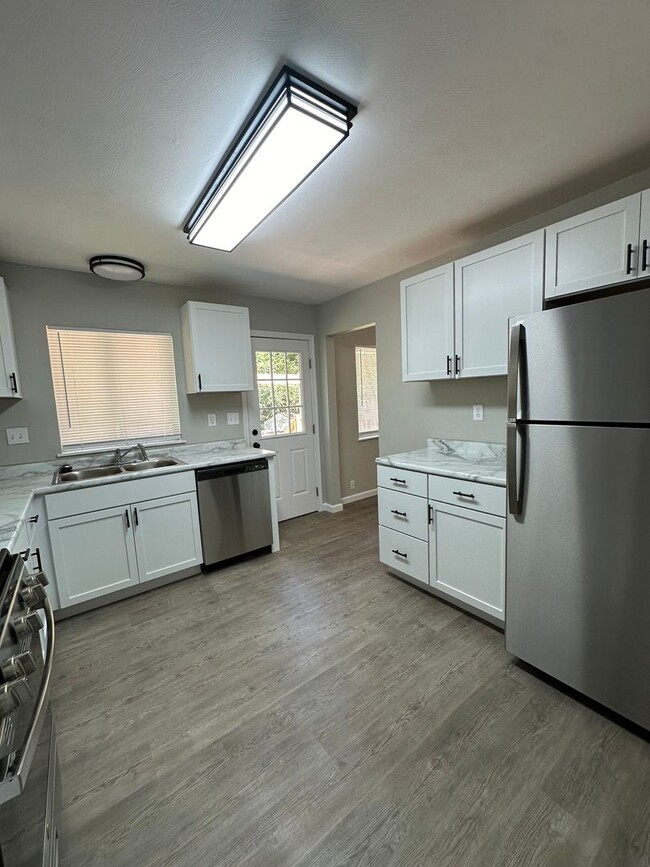 Building Photo - Four Bedroom Single Family Home