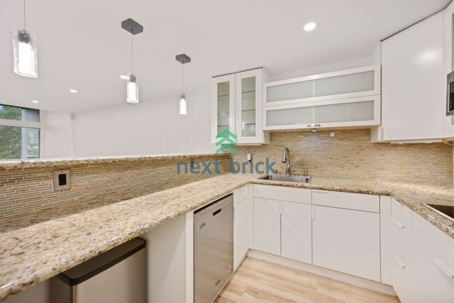 Foto del edificio - 2 BED & 1.5 BATH Lakeview Townhome FOR RENT