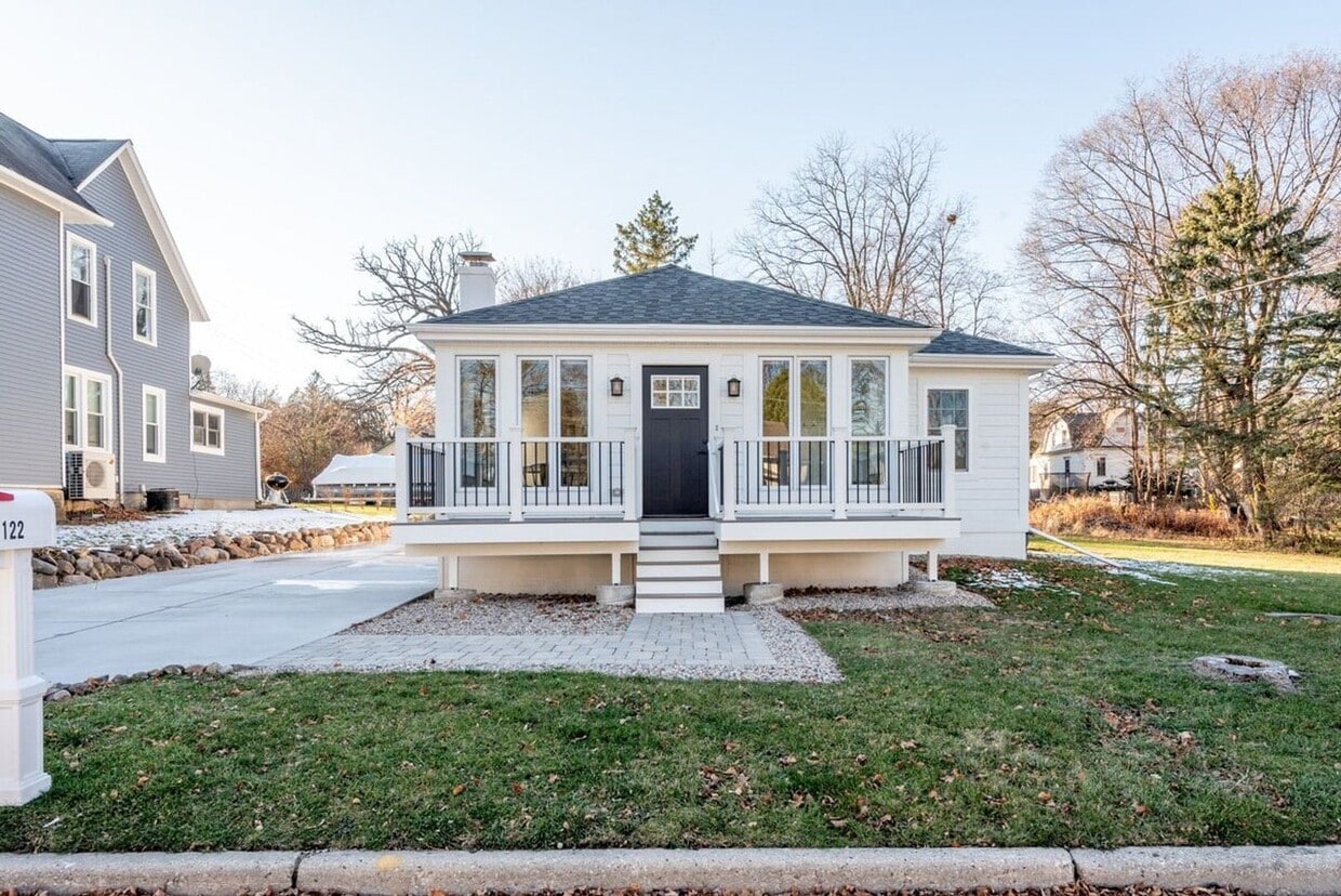 Primary Photo - Williams Bay Pet-Friendly Furnished Home A...