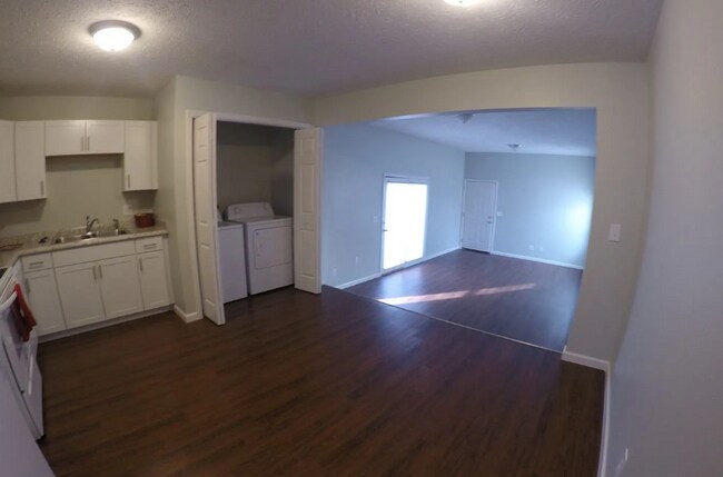 Building Photo - Remodeled 3 Bedroom!