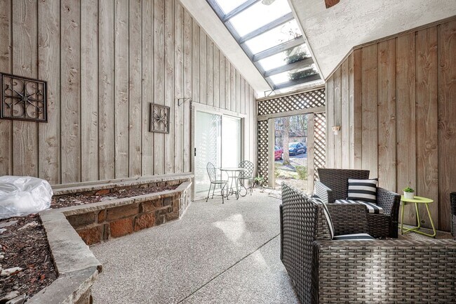 Foto del edificio - Discover this unique, single-level townhom...