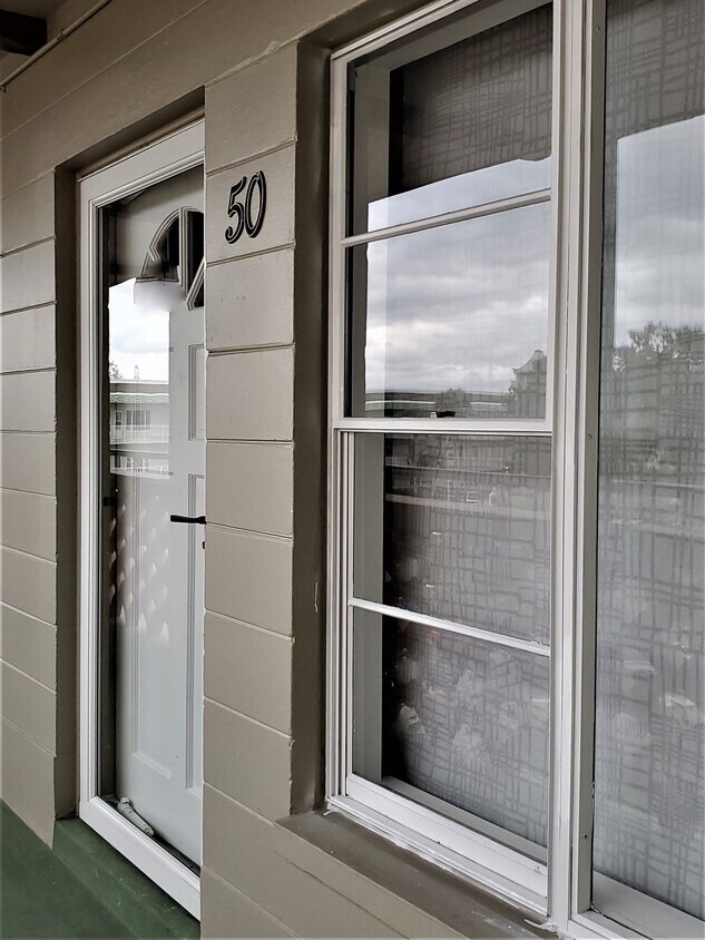 Front entrance - 2072 Australia Way W