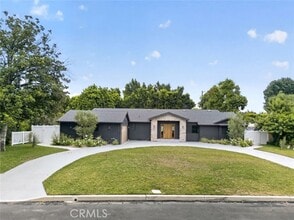 Building Photo - 8960 Oak Park Ave