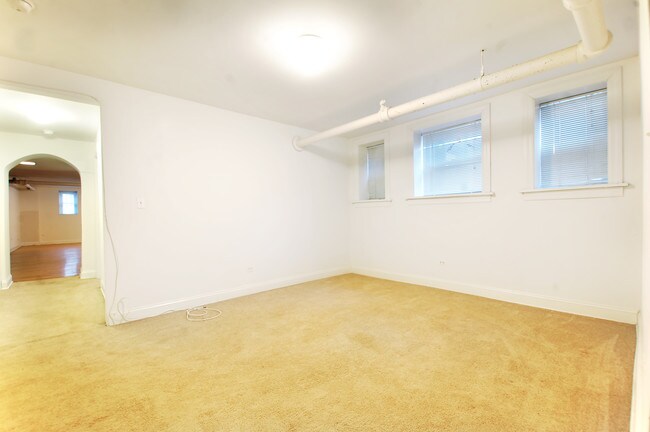 Foto del edificio - Very Spacious Lincoln Park, 3 Bed, 2 Bath,...