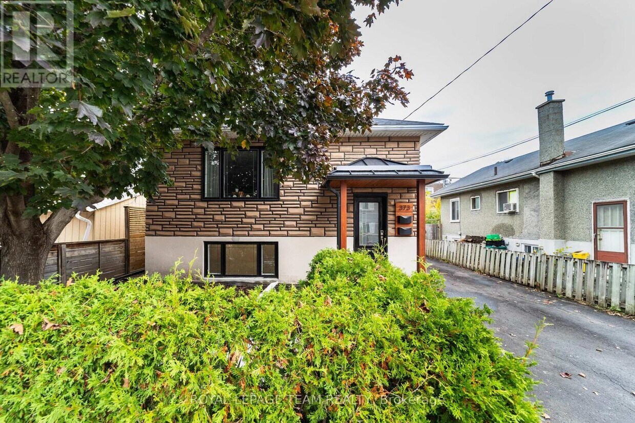 Primary Photo - 373-373 Brant St