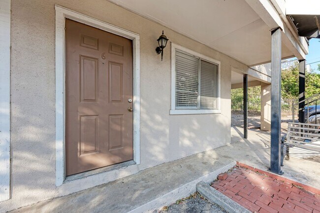 Foto del edificio - 2 month lease cute 1-1 blocks from campus ...