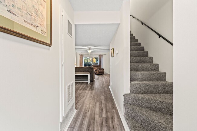Foto del edificio - Lovely End Unit Townhome in Southside Sava...