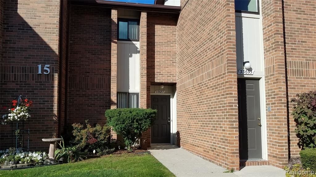 Primary Photo - 33687 Pondview Cir