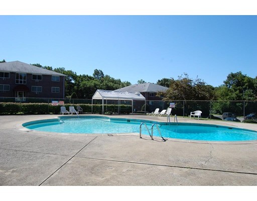 Building Photo - 61 E Meadow Ln