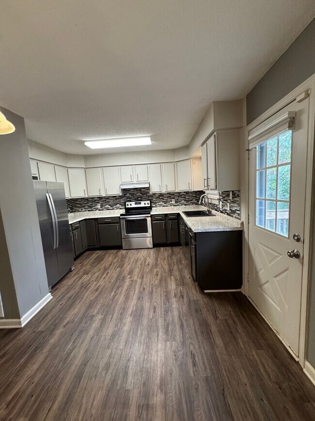 Foto del edificio - Spacious 3 bedroom 3 bath beautiful home w...