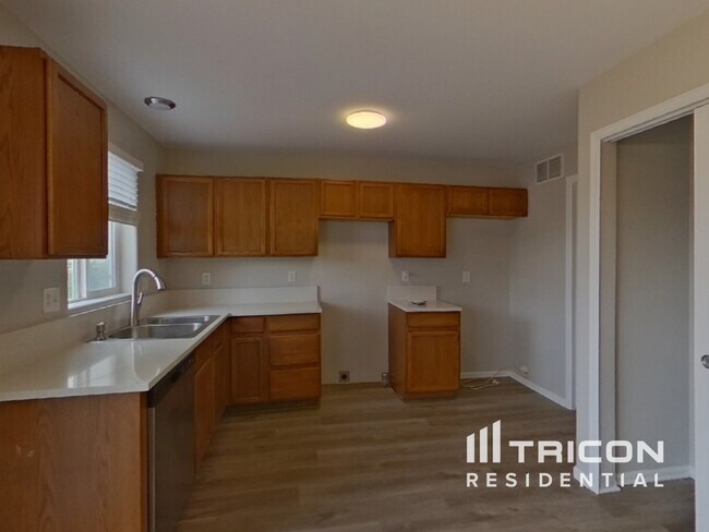 Foto del edificio - 8439 Shadow Run Ln