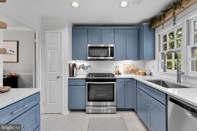 Foto del edificio - 5144 Woodmire Ln