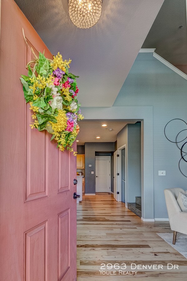 Building Photo - 3 bed/4 bath Modern Townhome with Large Yard