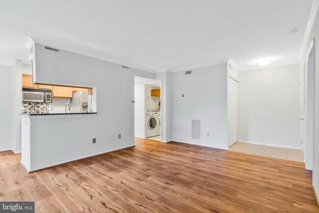 Building Photo - 1701 Ascot Way
