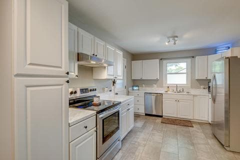 Building Photo - Very nice home with good appliances