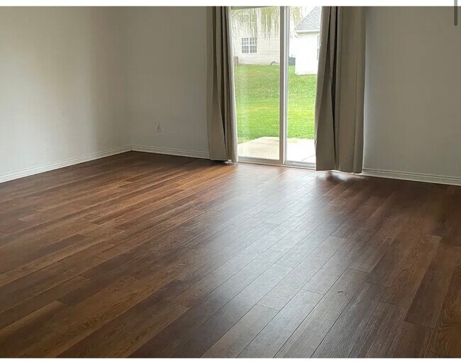 Sala de estar con pisos de madera nuevos - 1195 Count Turf Ct