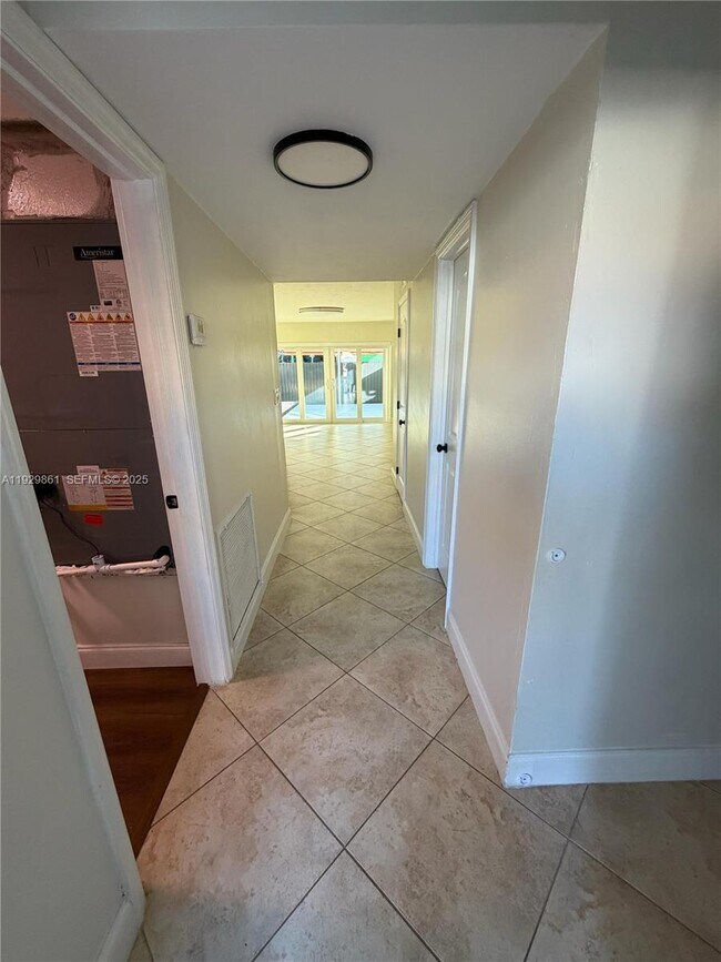 Foto del edificio - 6855 W 2nd Ln