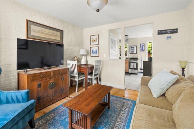 Photo - 310 Millers Ct NE House