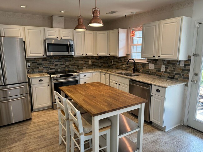 Foto del edificio - LYNBROOK LANDING - Three Bedroom Townhome ...