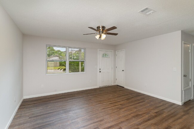 Building Photo - "Spacious 4-Bedroom, 2-Bath Home with Fenc...