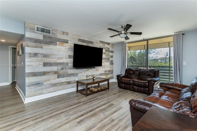 Foto del edificio - 3490 Foxcroft Rd