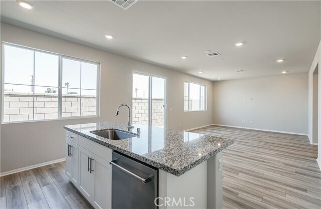 Foto del edificio - 678 E Madeleine Privado