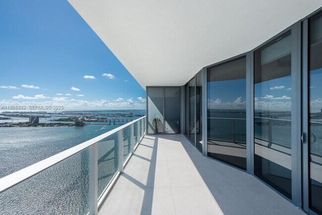 Foto del edificio - 700 NE 24th St