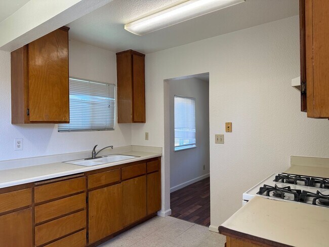 Building Photo - 510 S. Thornburg St.