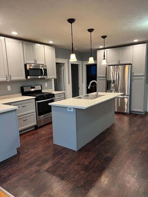 21 Central Blvd Unit 1, Bellingham, MA 02019 Room for Rent in