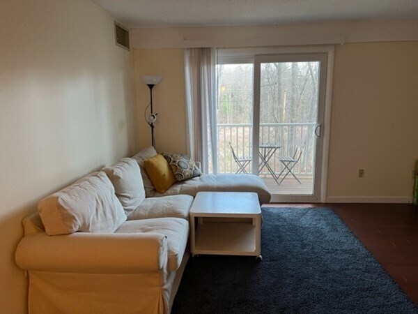 Foto del edificio - 44 Silver Hill Ln
