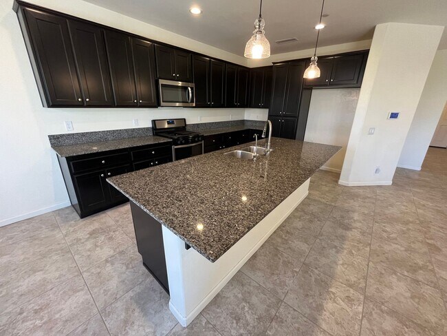 Foto del edificio - Immaculate spacious home available soon
