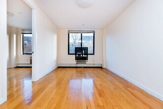 Building Photo - METROPOLITAN AVENUE