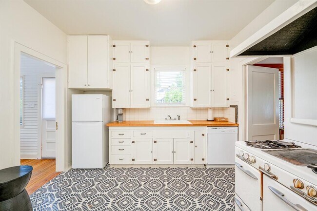 Building Photo - 1301 E 29th St