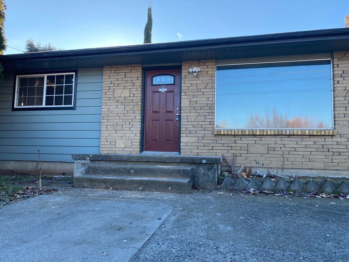 Primary Photo - 520 Airway Ave