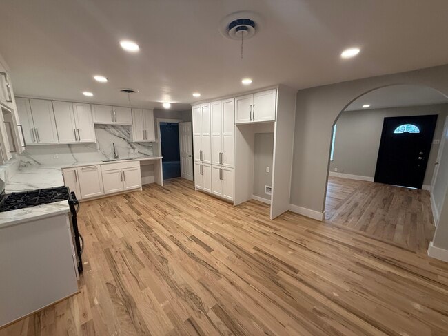 Building Photo - 2858 Royal Ln